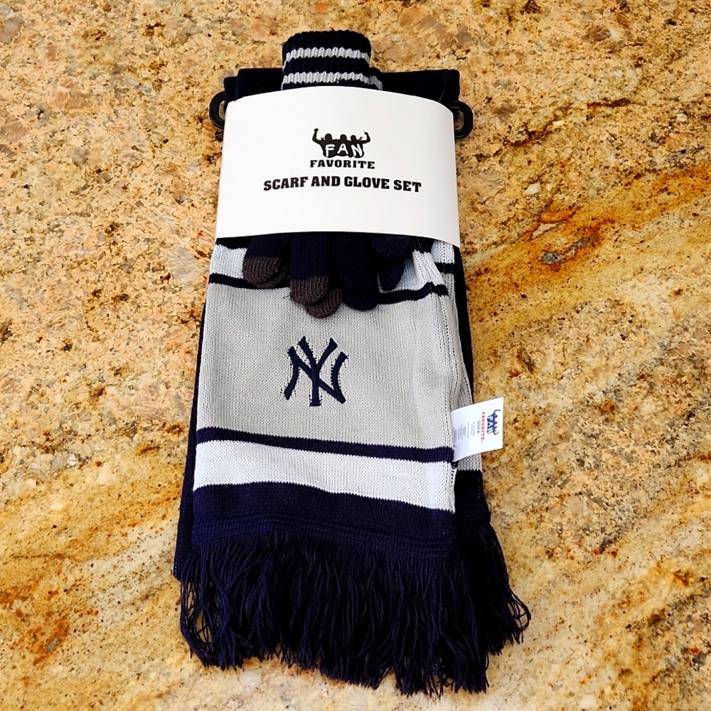 NY YANKEES Scarf & Gloves Knitted Set. NEW, NWT. MLB Pintstripes Navy Grey White